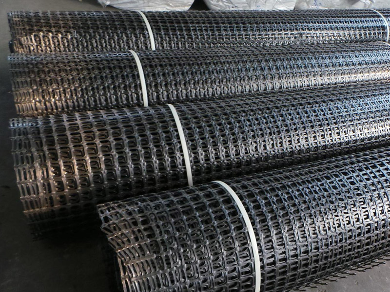 土工格栅在修路中起很重要的作用